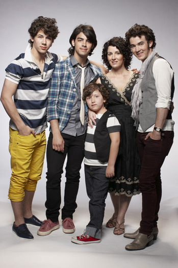 Jonas Family (1) - Jonas Brothers