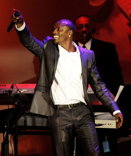 Akon+32nd+Anniversary+Carousel+Hope+Gala+Show+oUUQlGavDDxl