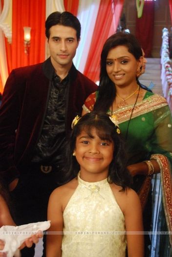 90086-anmol-with-his-wife-and-daughter - Sapna Babul Ka Bidaai-Culoarea fericirii