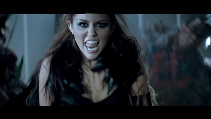 Miley Cyrus - Can\'t Be Tamed 0466