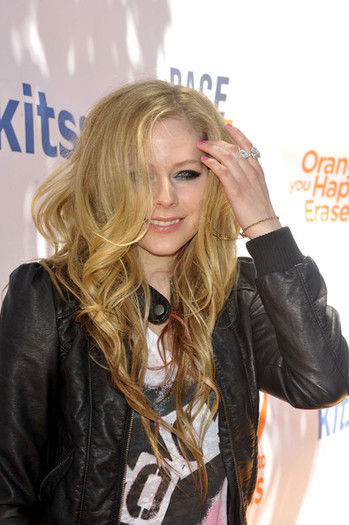 Avril+Lavigne+Nancy+Davis+Kicks+Off+May+MS+Y5cRayElDzvl - Pentru voi - Sunteti minunati