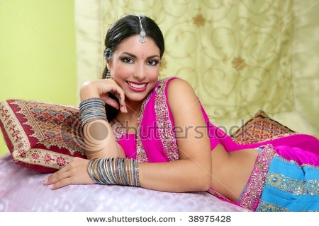 stock-photo-beautiful-indian-brunette-young-woman-with-traditional-fashion-38975428 - Podoabe indiene2