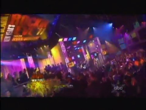 bscap0284 - Avril Lavigne live What the hell at Dick Clarks New Year