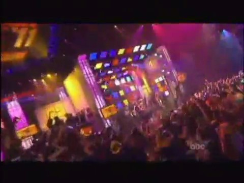 bscap0342 - Avril Lavigne live What the hell at Dick Clarks New Year