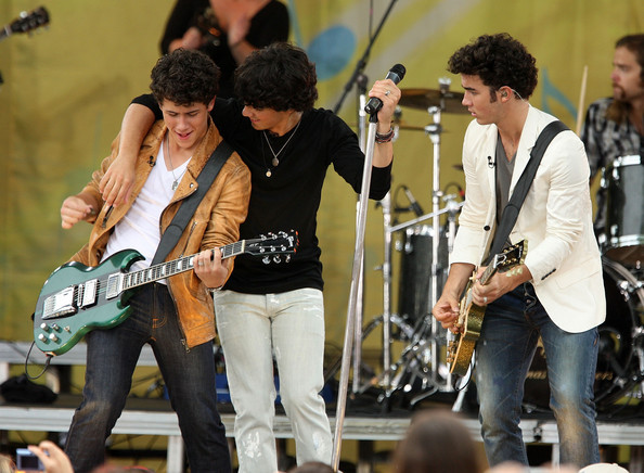 Jonas+Brothers+Perform+ABC+Good+Morning+America+a8MmWHCYyx3l