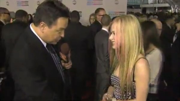 bscap0047 - Avril Lavigne Interview Red Carpet - American Music Awards - Captures by me