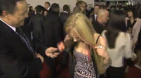 bscap0077 - Avril Lavigne Interview Red Carpet - American Music Awards - Captures by me