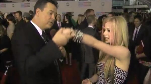 bscap0157 - Avril Lavigne Interview Red Carpet - American Music Awards - Captures by me