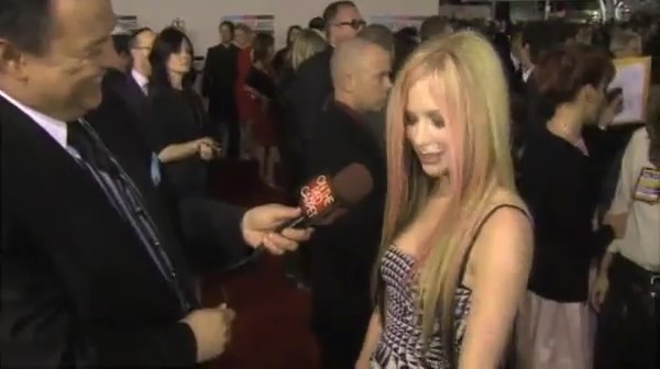 bscap0182 - Avril Lavigne Interview Red Carpet - American Music Awards - Captures by me