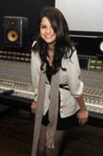 25514826_OZMYMZJVE - Selena Gomez