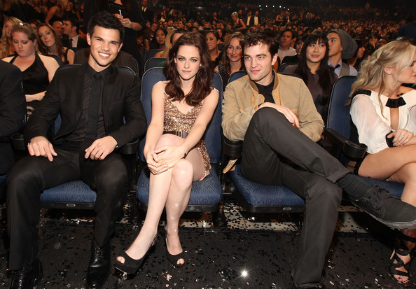 Taylor+Lautner+2011+People+Choice+Awards+Backstage+hk4I6g5lgkYl