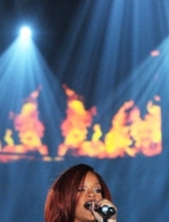 Rihanna+53rd+Annual+GRAMMY+Awards+Show+ki3qLFpMl6Xl_002