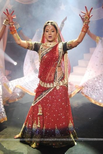 56389-ragini-perfoming-on-a-song-in-tv-show-bidaai