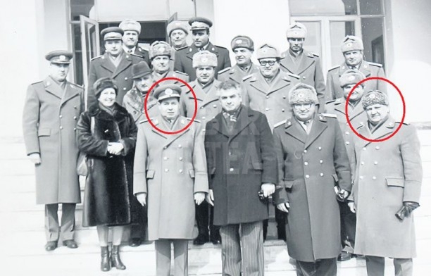 -kovacs_pozat cu responsabilii constructiei CASEI POPORULUI; La mijlocul anilor 1980, colonelul Kovacs (r) (rândul de jos, primul din dreapta) era în relaţii foa
