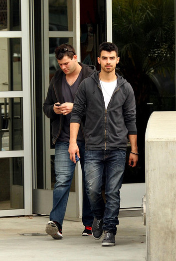 Joe+Jonas+Joe+Jonas+Takes+Dog+Vet+zfd7bGD5xJwl