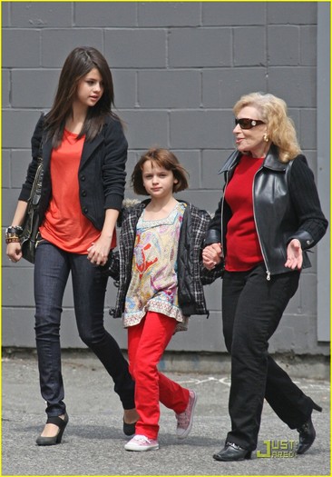 selena-gomez-joey-king-girls-day-out-01
