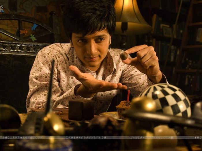 39329-ritesh-deshmukh-doing-magic