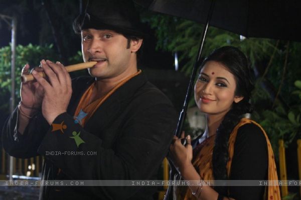 83049-divyanka-and-rajesh-act-in-a-song-mera-joota-hai-japani