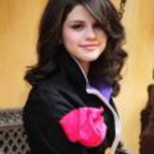 Selena_Gomez_1252602325_2