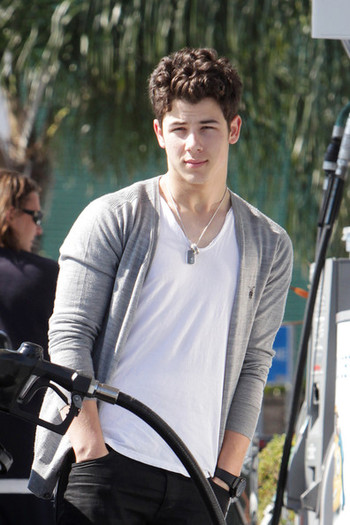 Nick+Jonas+Nick+Jonas+Refuels+5SRHXjc058Zl