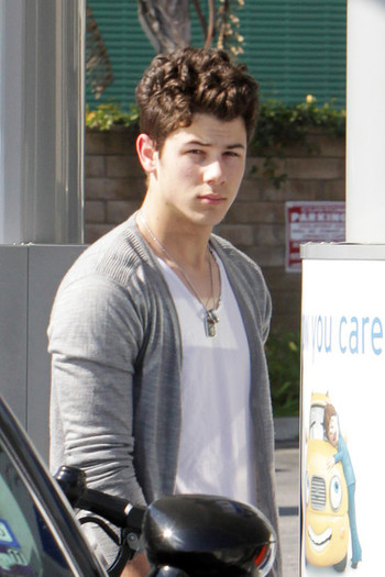 Nick+Jonas+Nick+Jonas+Refuels+KjU-_pNb6VXl