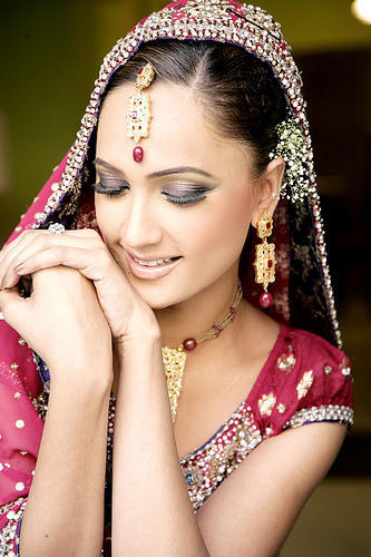 Indian-Bridal-Makeup-and-MAtching-Jewelry-Luxurious-look-2 - Podoabe indiene