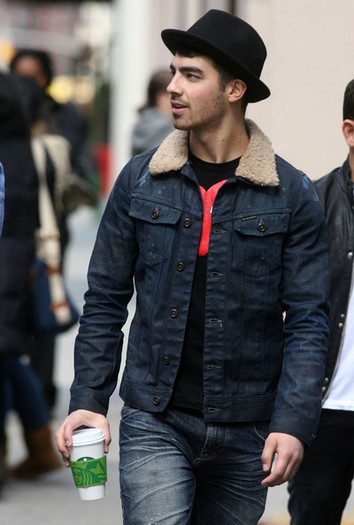 Joe+Jonas+Joe+Jonas+Starbucks+fMpEnahYd9-l