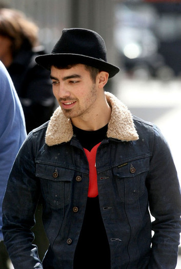 Joe+Jonas+Joe+Jonas+Starbucks+KqjbVgnJTo6l