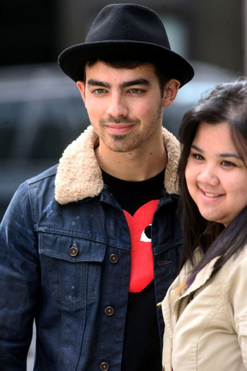 Joe+Jonas+Joe+Jonas+Starbucks+sNwEx60Hk0Il