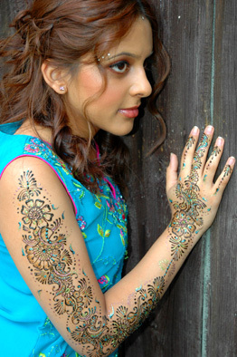 asma-full-arm-mehndi-design-for-party-with-glitter