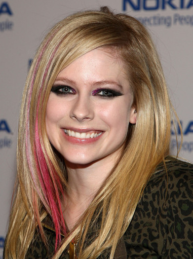 Avril Lavigne Long Hairstyles Long Side Part 7iLuqXGhmFul - Avril Lavigne