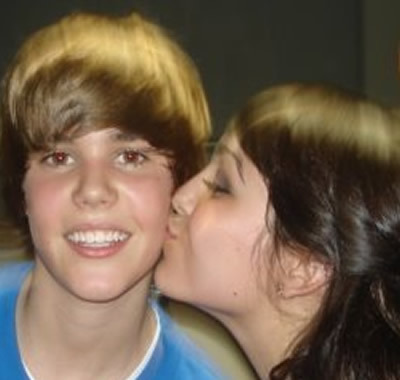 justin_bieber_kissing_girlfriend_pics_pictures_2010 - poze rare JUSTIN BIEBER - Justin Bieber