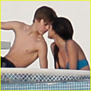 selena-gomez-justin-bieber-kissing - Justin Bieber