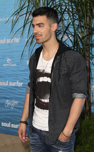 Joe+Jonas+Premiere+TriStar+Pictures+Soul+Surfer+lX8RL_KW78Ml