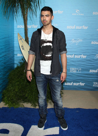 Joe+Jonas+Soul+Surfer+Los+Angeles+Premiere+NUqAACevzo4l