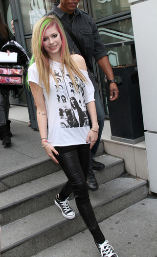 Avril Lavigne Avril Lavigne Arriving NRJ Radio ceVtnmlI_cul - Avril Lavigne Arriving At NRJ Radio In