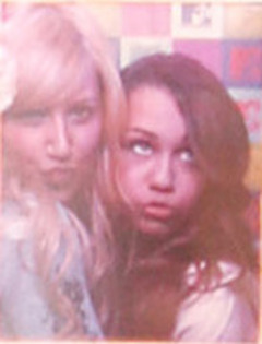 NWNZODGKMCHWWMBGCRQ - ASHLEY AND MILEY PHOTOBOOTH 2007