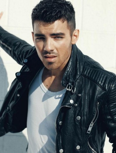 joe-jonas-details-photo-shoot-2_0-540x709