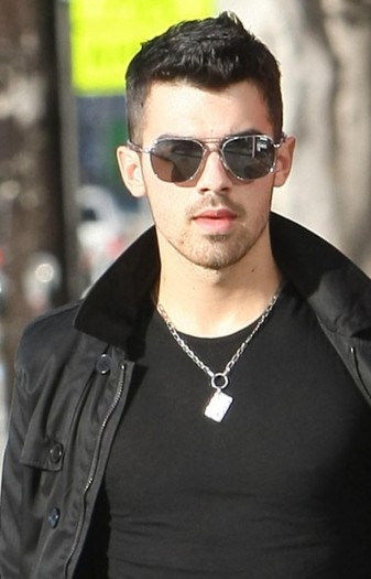 joe-jonas-catwalk1-514x800