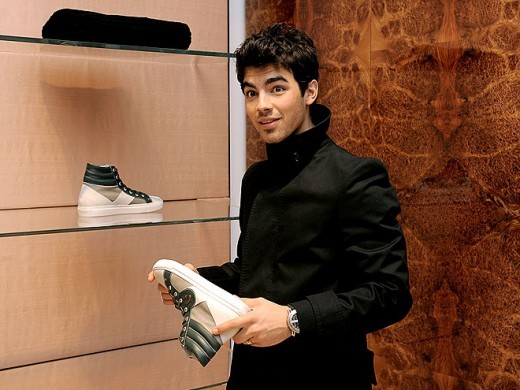 joe-jonas-cumparaturi-520x390