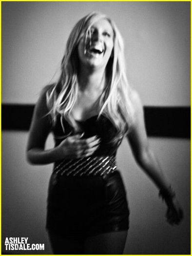 ashley-tisdale-si-a-tentat-fanii-cu-imagini-din-noul-ei-videoclip-inainte-de-lansarea-oficiala_1