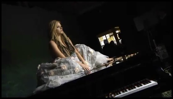 bscap0058 - ALBUM PHOTO SHOOT - Avril Lavigne - Making of Goodbye Lullaby