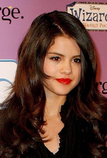 selena-gomez-red-lips-12 - poze pe care le am in pc4