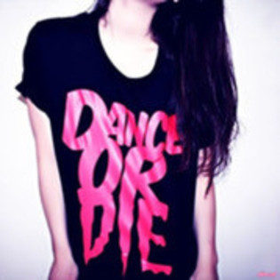 Tricou..Dance Or Die=Dans sau Moarte..adik danseaza dak nu dead;)cv gen nu-i dans nu e viata