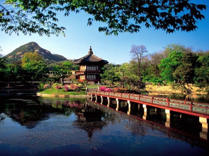 Hyangwonjong_Pavilion_Lake_Seoul_South_Korea