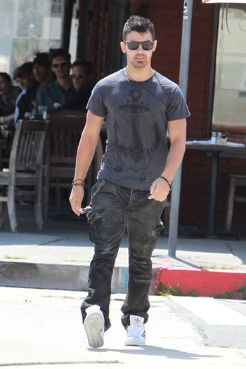 Joe+Jonas+Joe+Jonas+Kings+Road+Cafe+West+Hollywood+-8el3Uz6ErNl