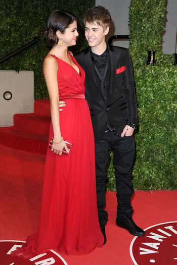 Selena+Gomez+2011+Vanity+Fair+Oscar+Party+kXgjoZ0nD_0l - selena gomez imagini inedite si rare