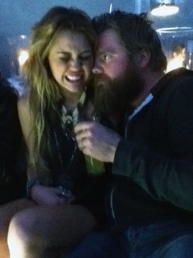 203073977 - 0-0 MILEY WITH FAMILY AND FRIENDS