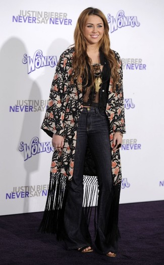 066~7 - 0-0 NEVER SAY NEVER PREMIERE IN LOS ANGELES