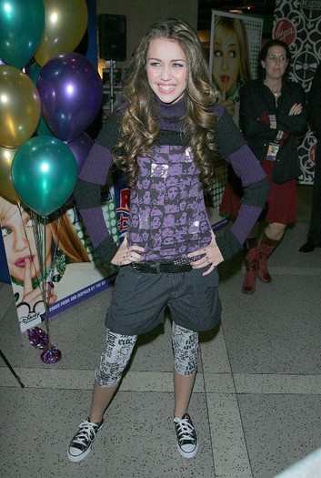 054~20 - 0-0 HANNAH MONTANA SOUNDTRACK SIGNING